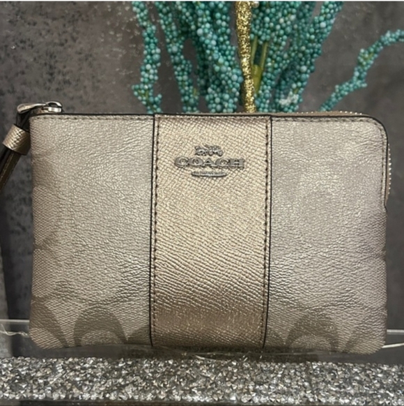 Coach Metallic Wristlet NWOT - Picture 2 of 9